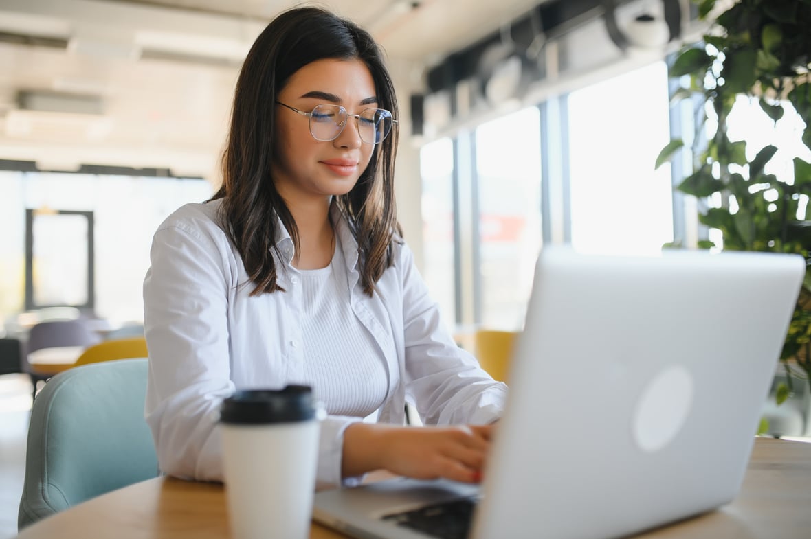 A marketer creates an effective content marketing strategy on her computer.