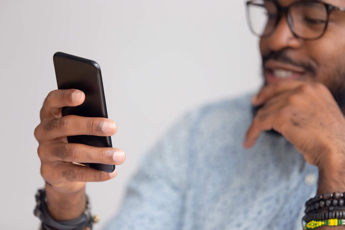 Man-reading-email-on-phone